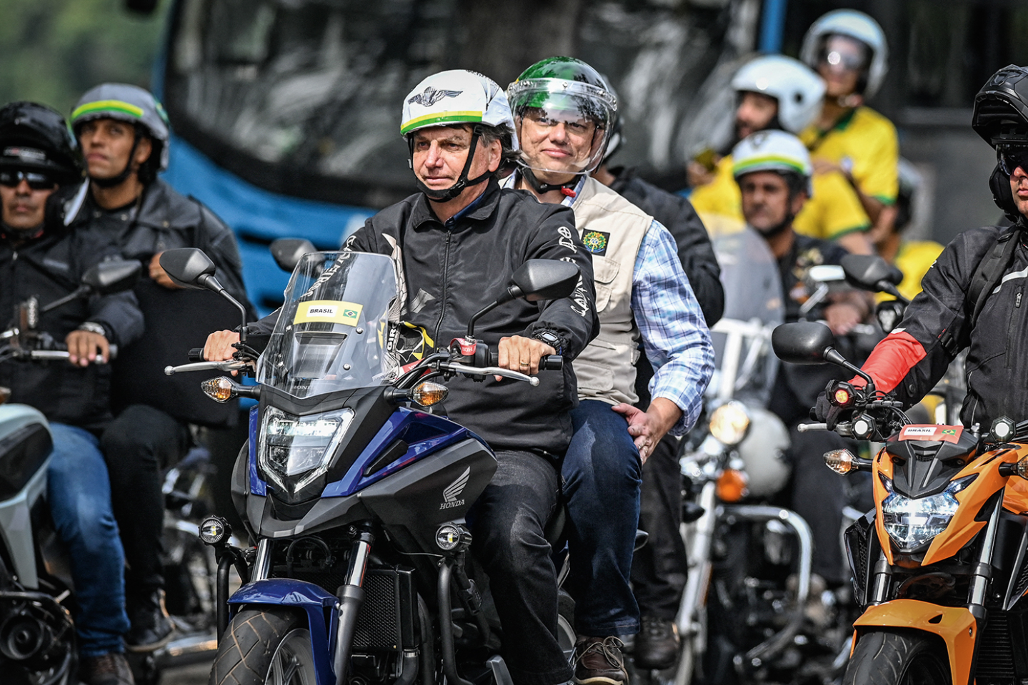 Bolsonaro agrupa multidão em  motociclo na cidade de  Florianópolis